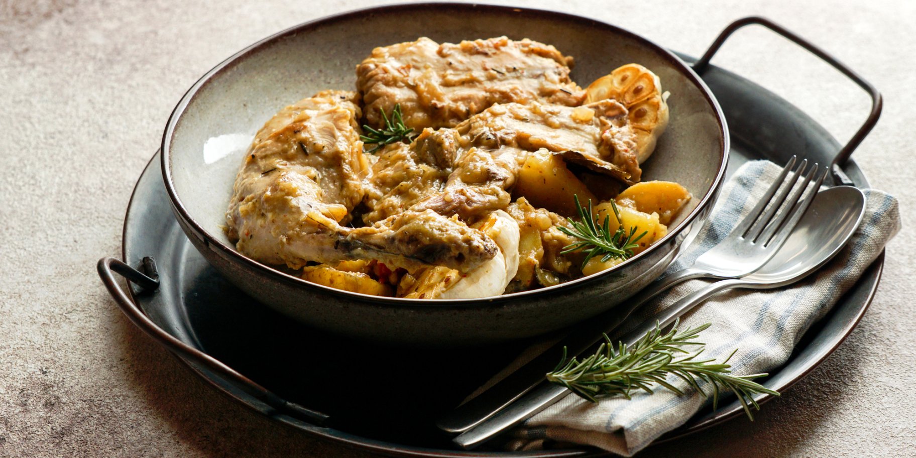 Кролик з картоплею у сметані