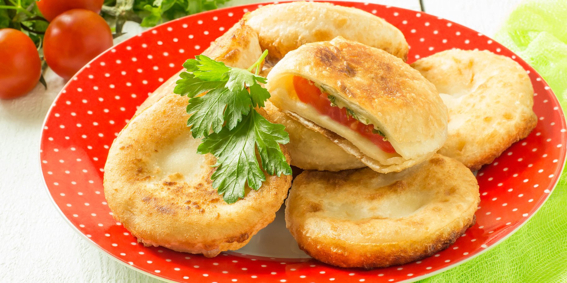 Пиріжки з помідорами і бринзою