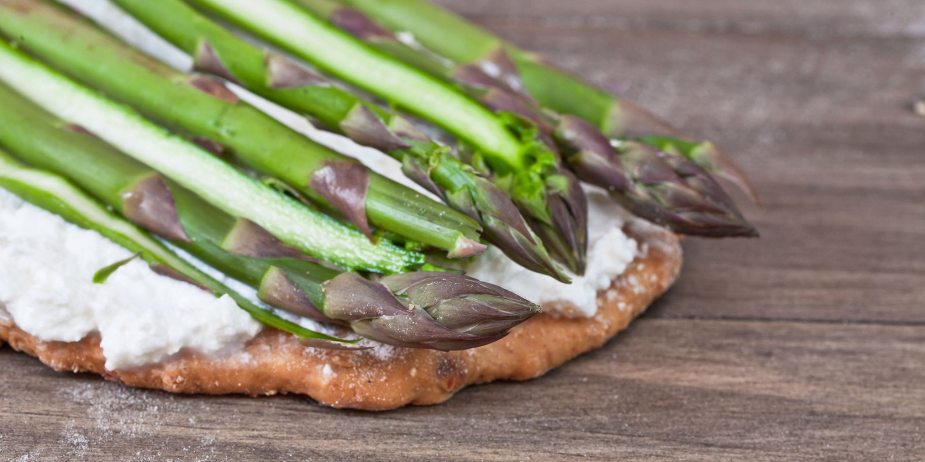 Нааны со спаржей и рикотой