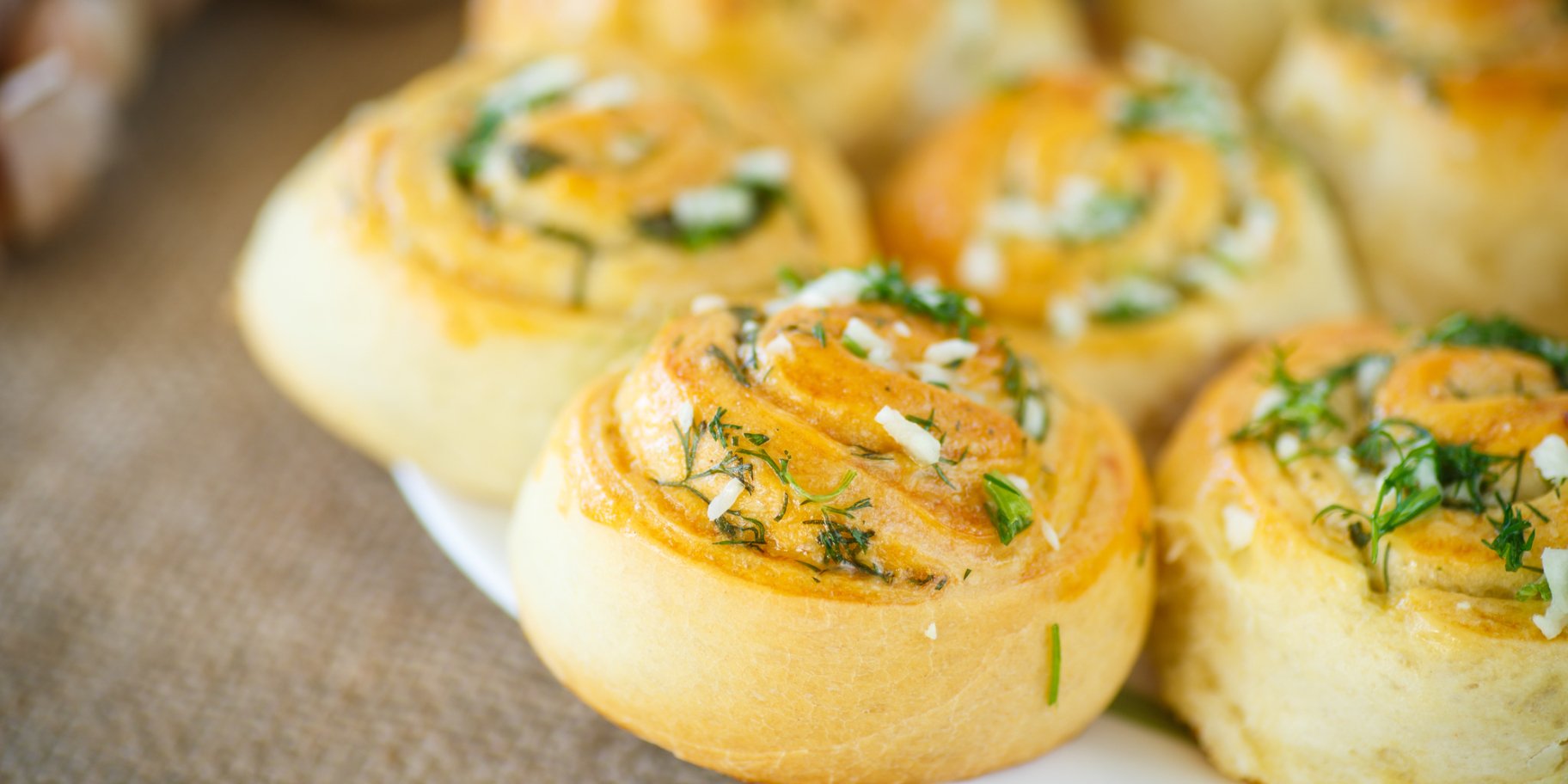 Булочки с сыром и зеленью — воздушная выпечка на кефире