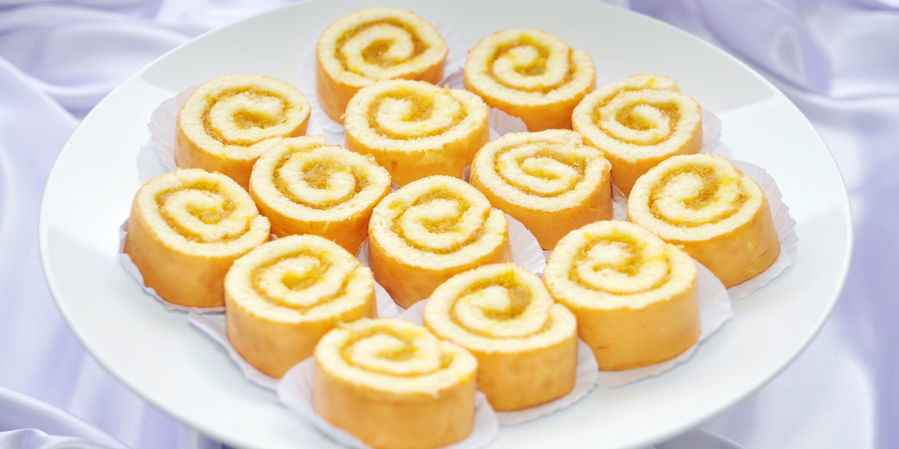 рулет з яблуками та лимоном