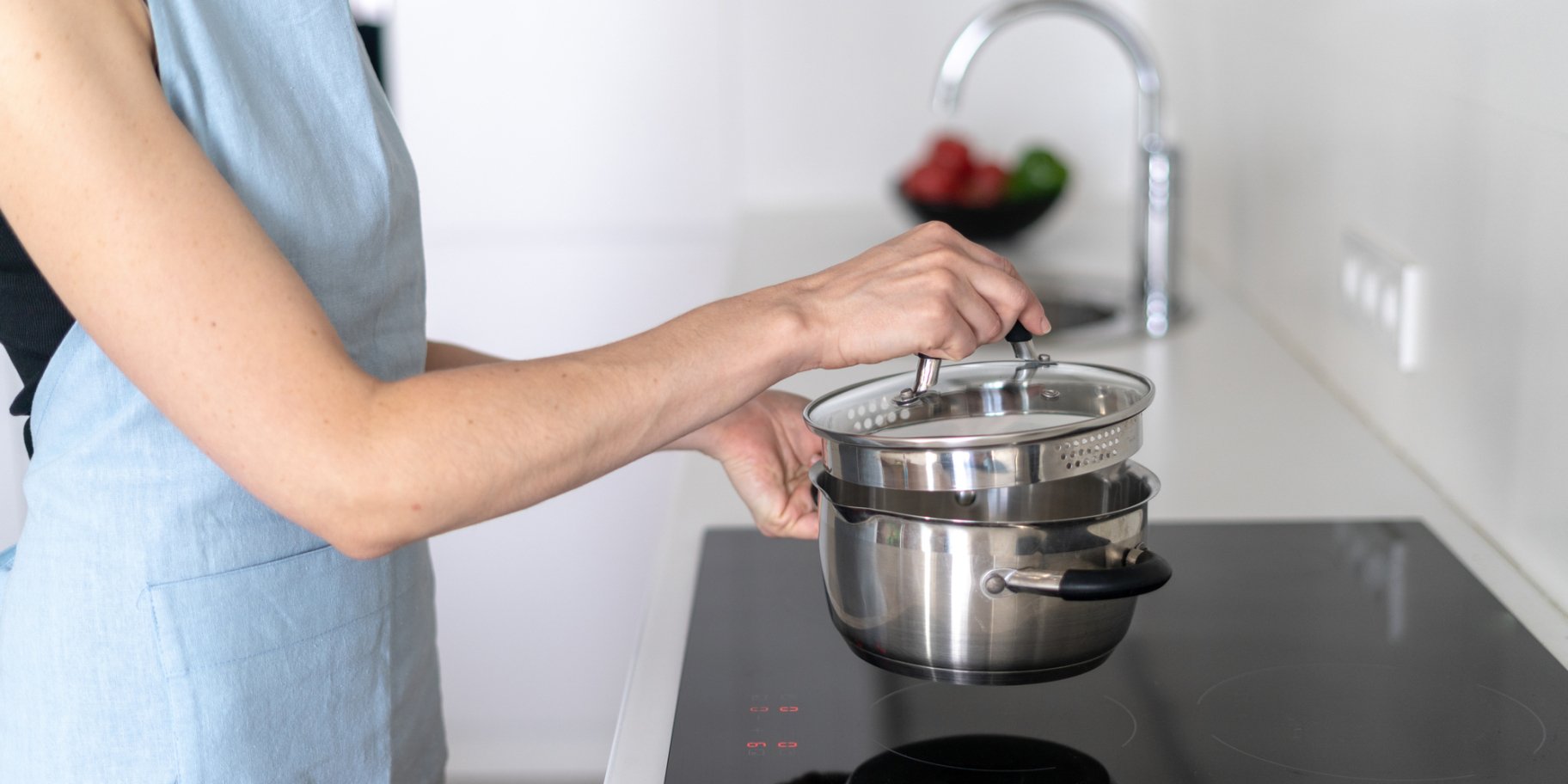 Женщина, держащая кастрюлю с крышкой.