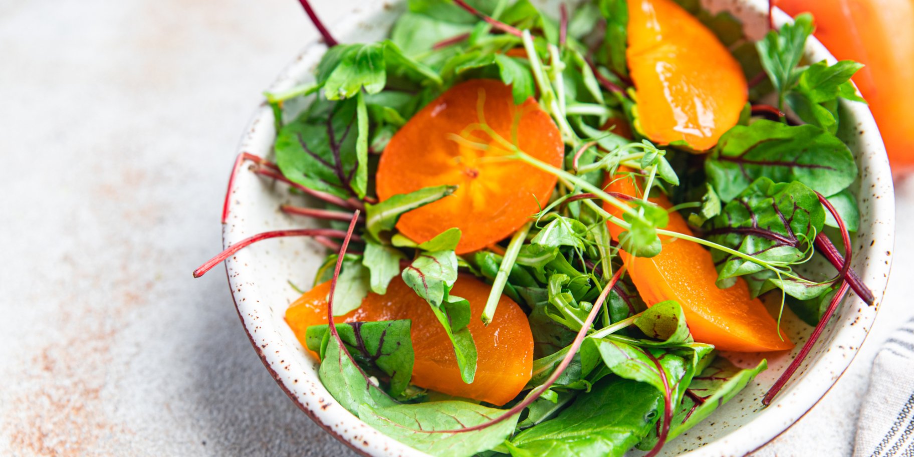 Салат з хурмою та зеленню