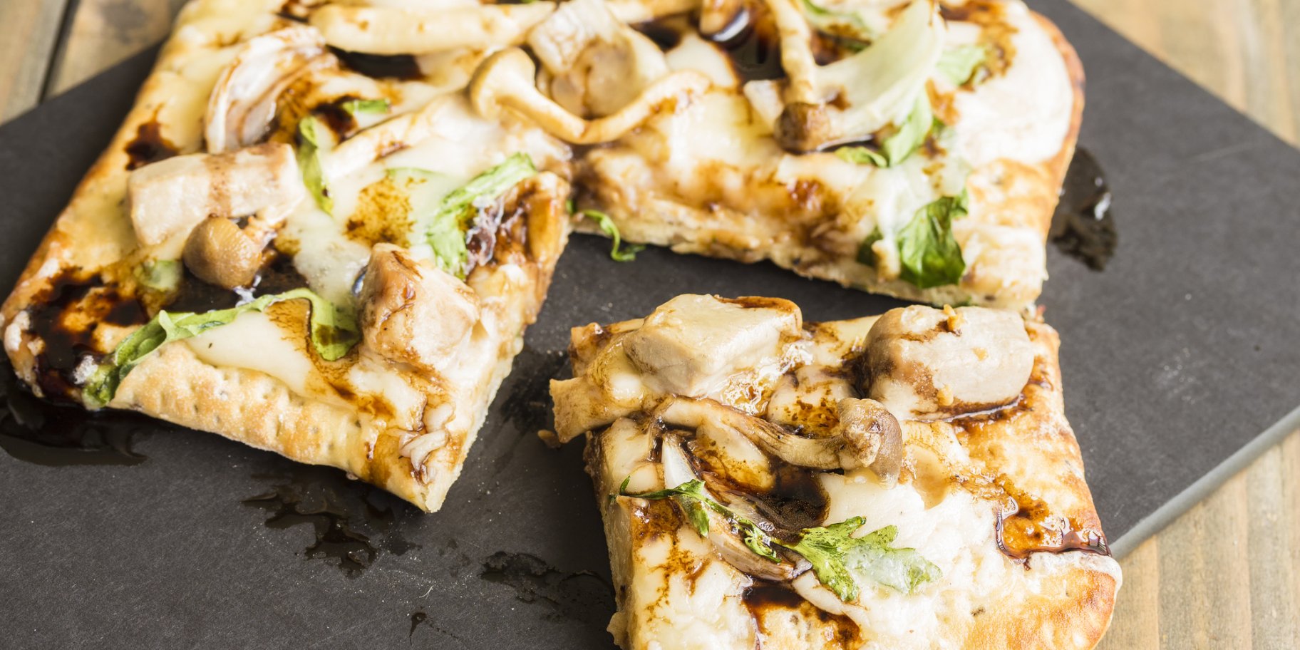 Піца з соусом бешамель і грибами