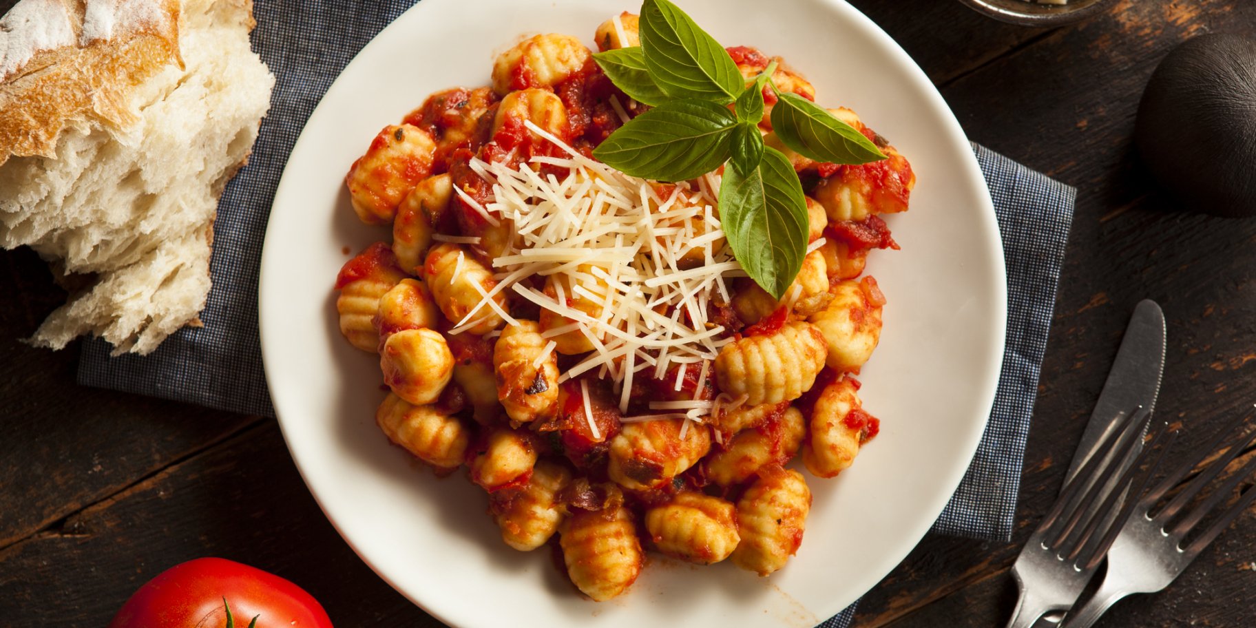 Ньокі з базиліком, томатним соусом і пармезаном