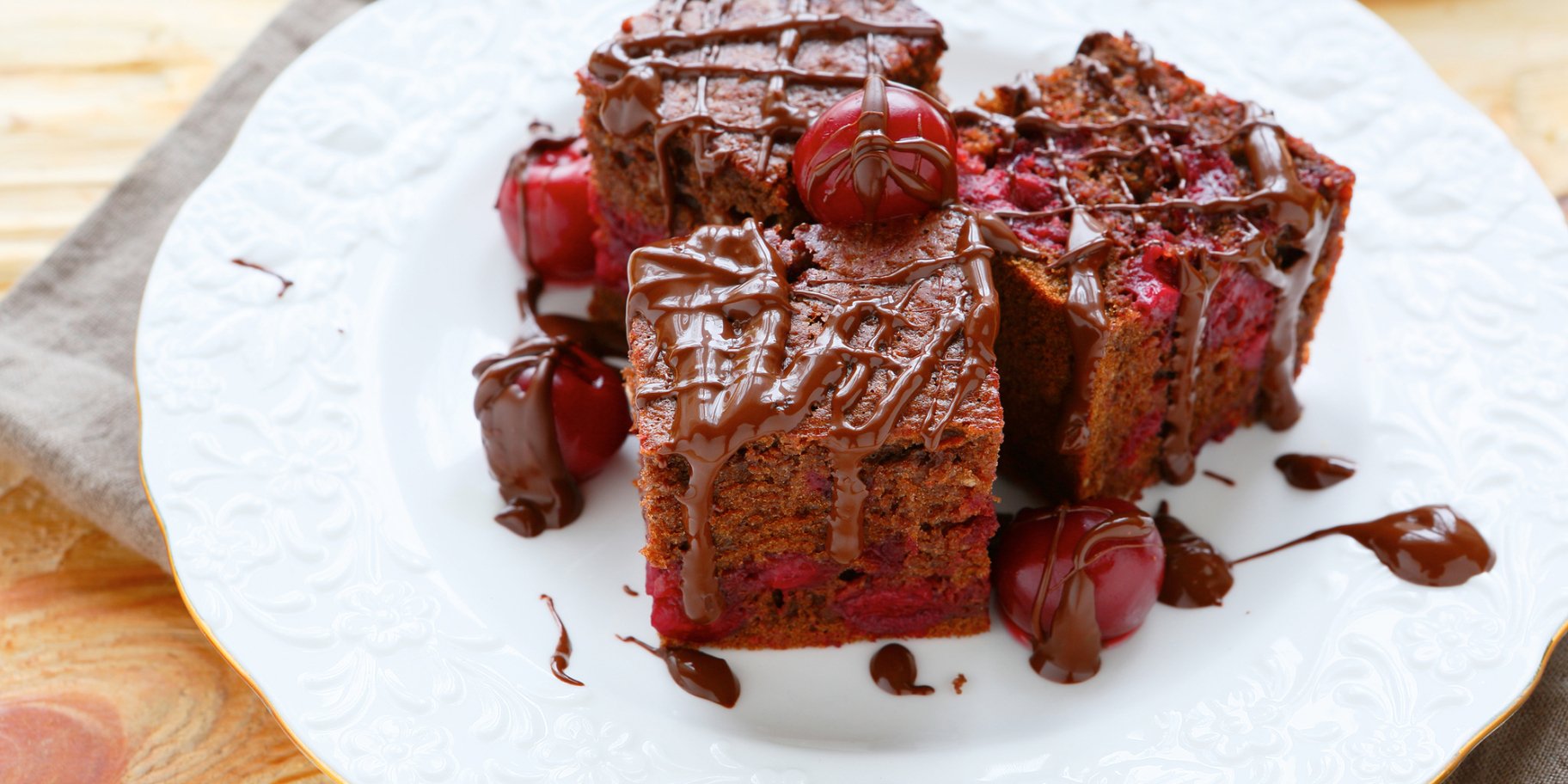 Пиріг з черешнею і шоколадом