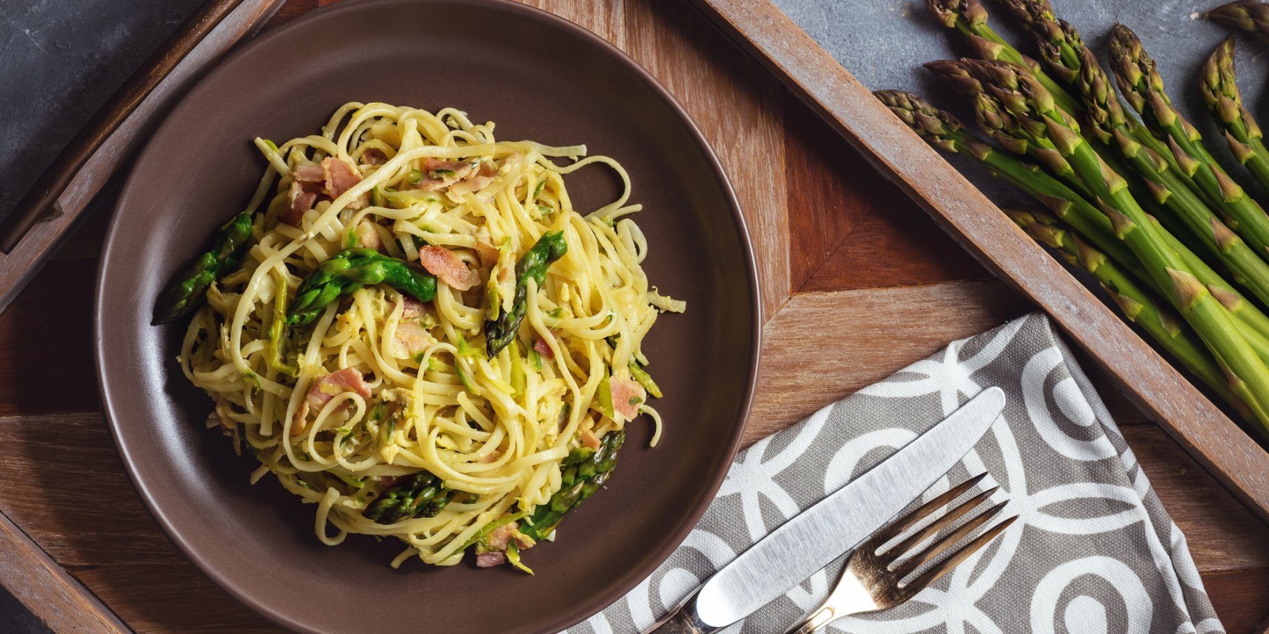 Лінгвіне зі спаржею та беконом