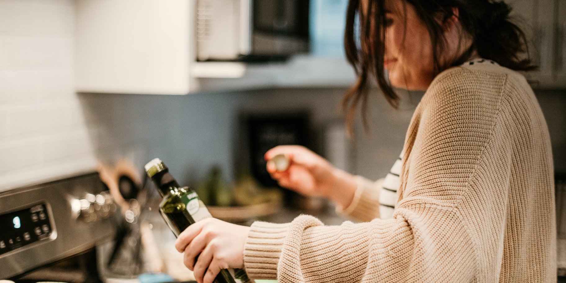 Жінка з пляшкою олії