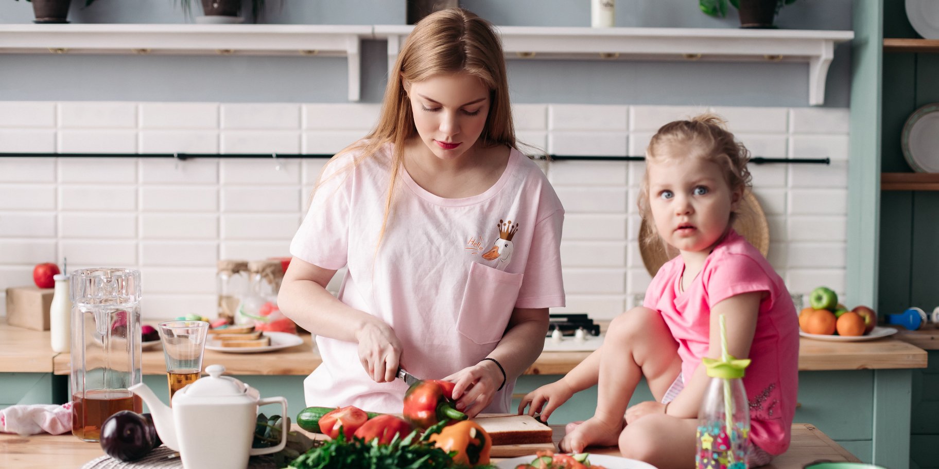 Мама і донька готують