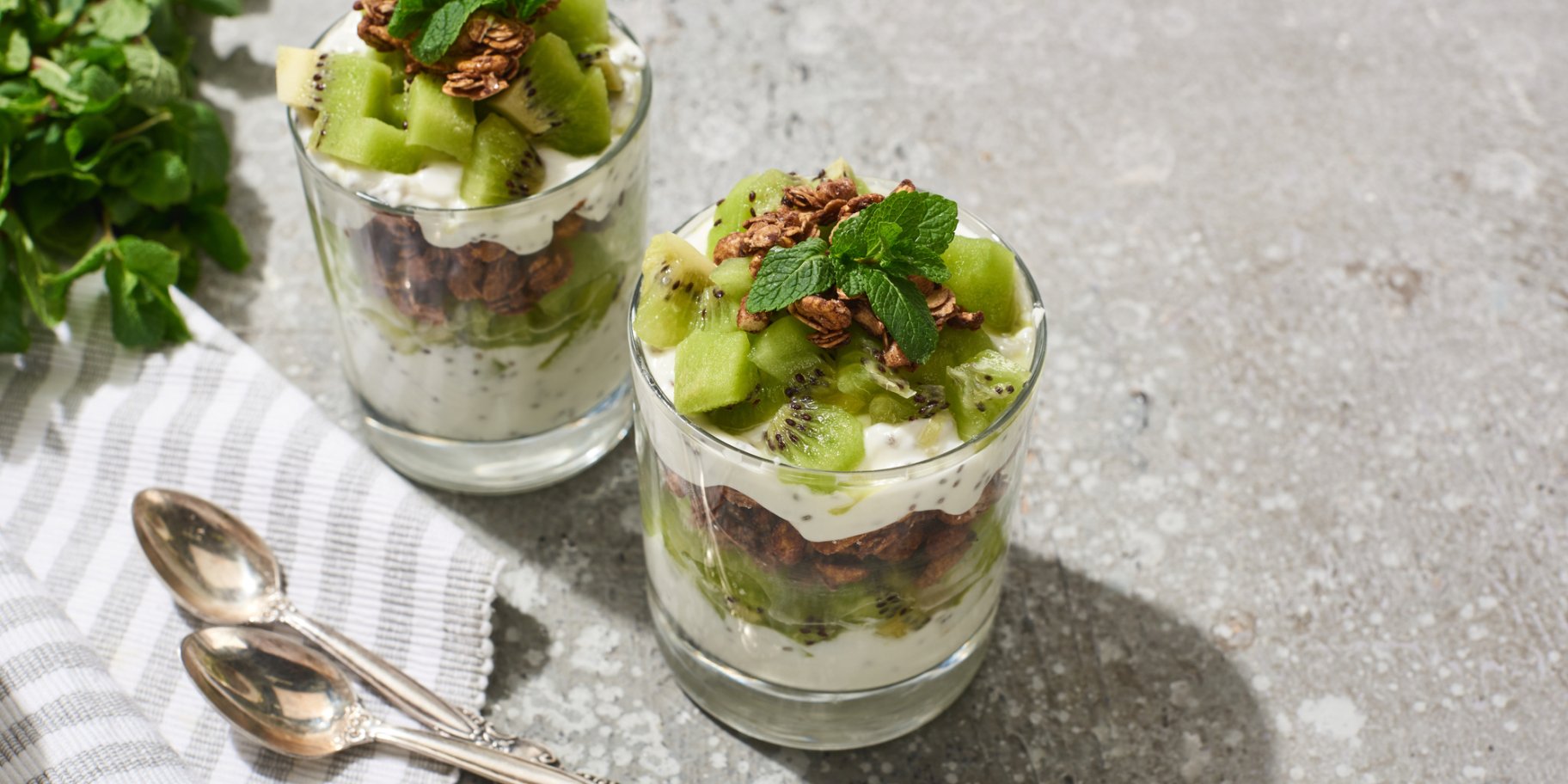 Десерт у склянці з фруктами