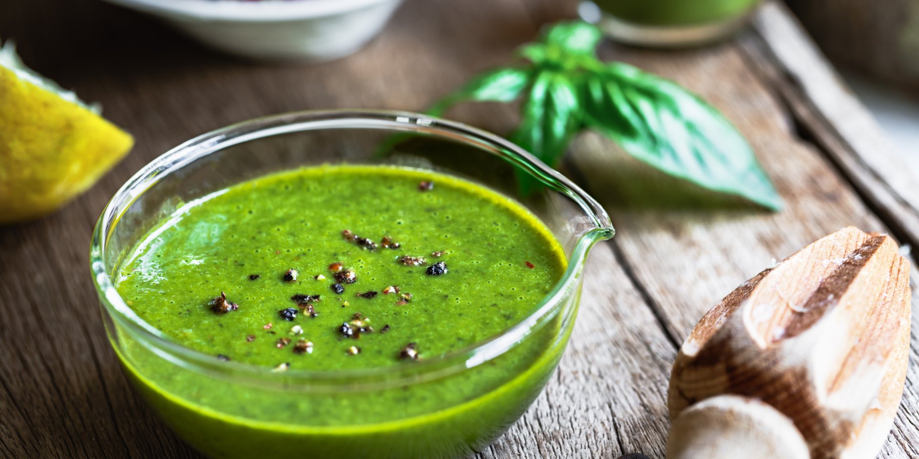 Салатна заправка з базиліком