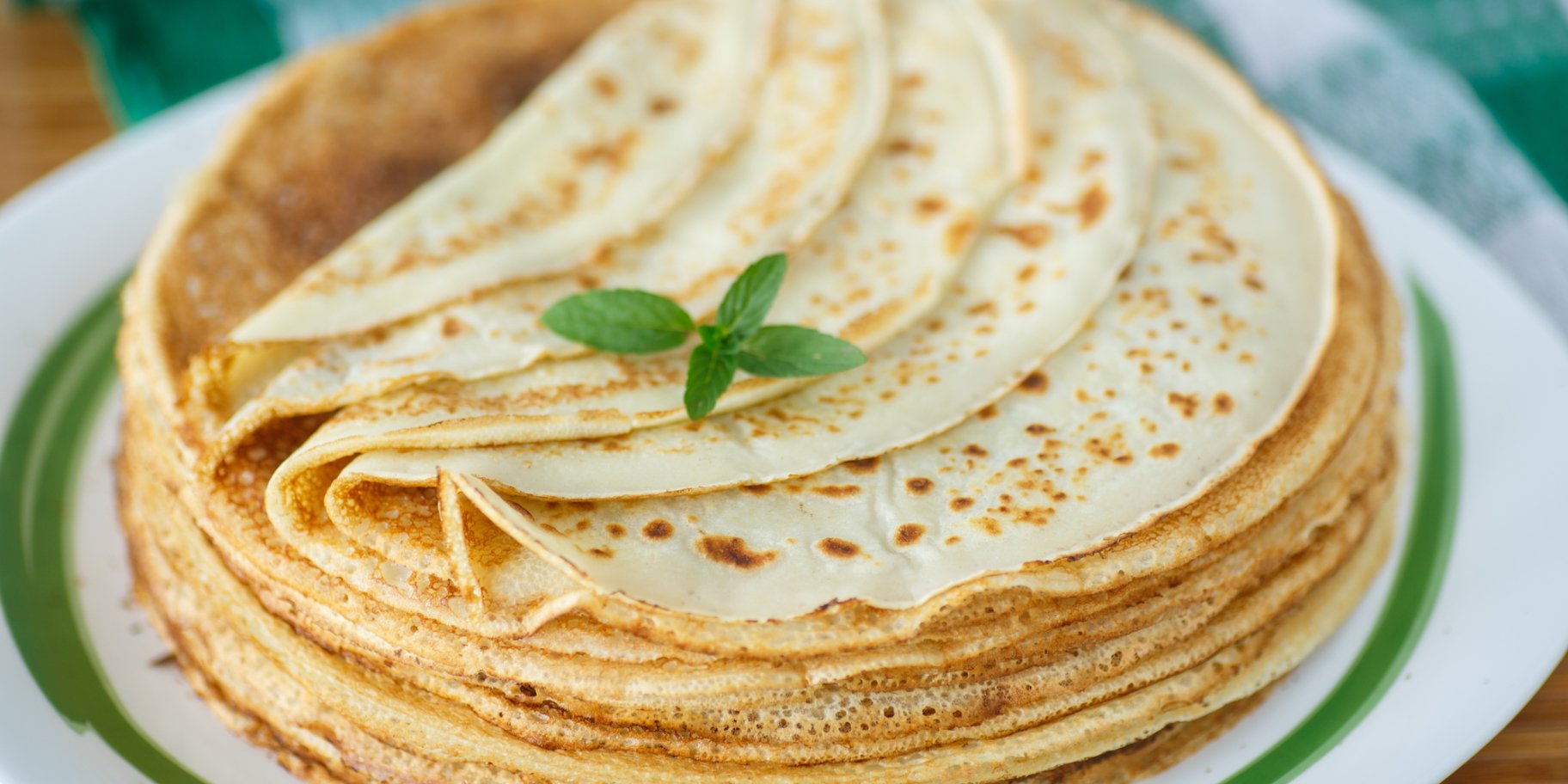 Стопка тонких блинов