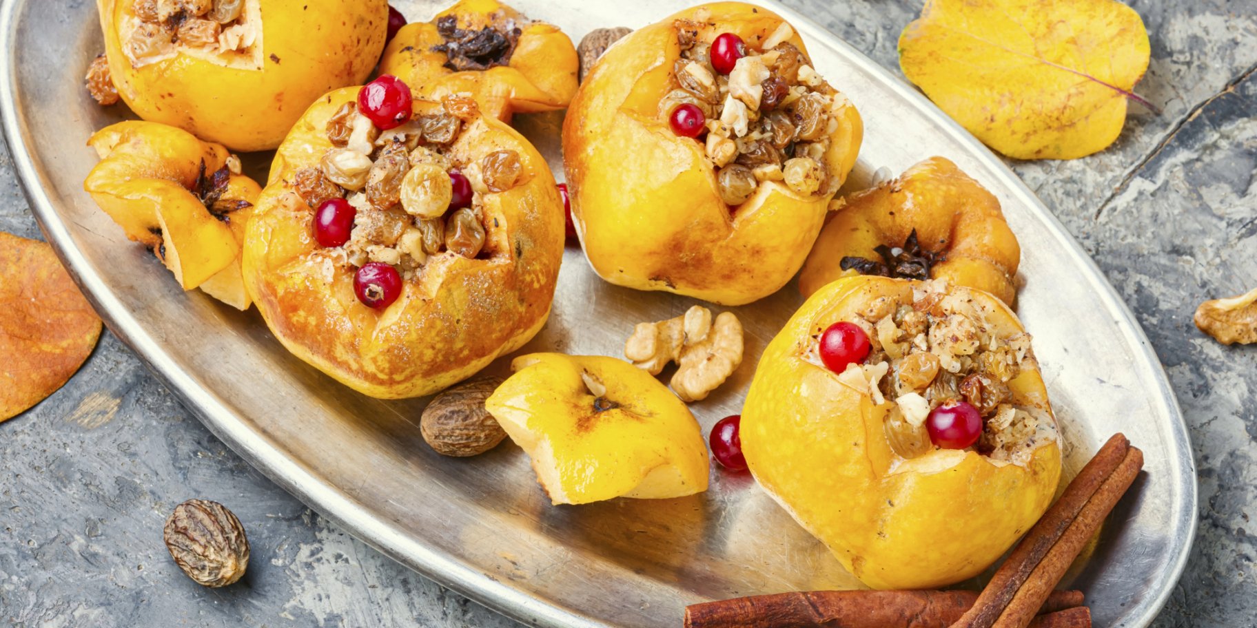 Айва, запечена з медом, родзинками та горіхами