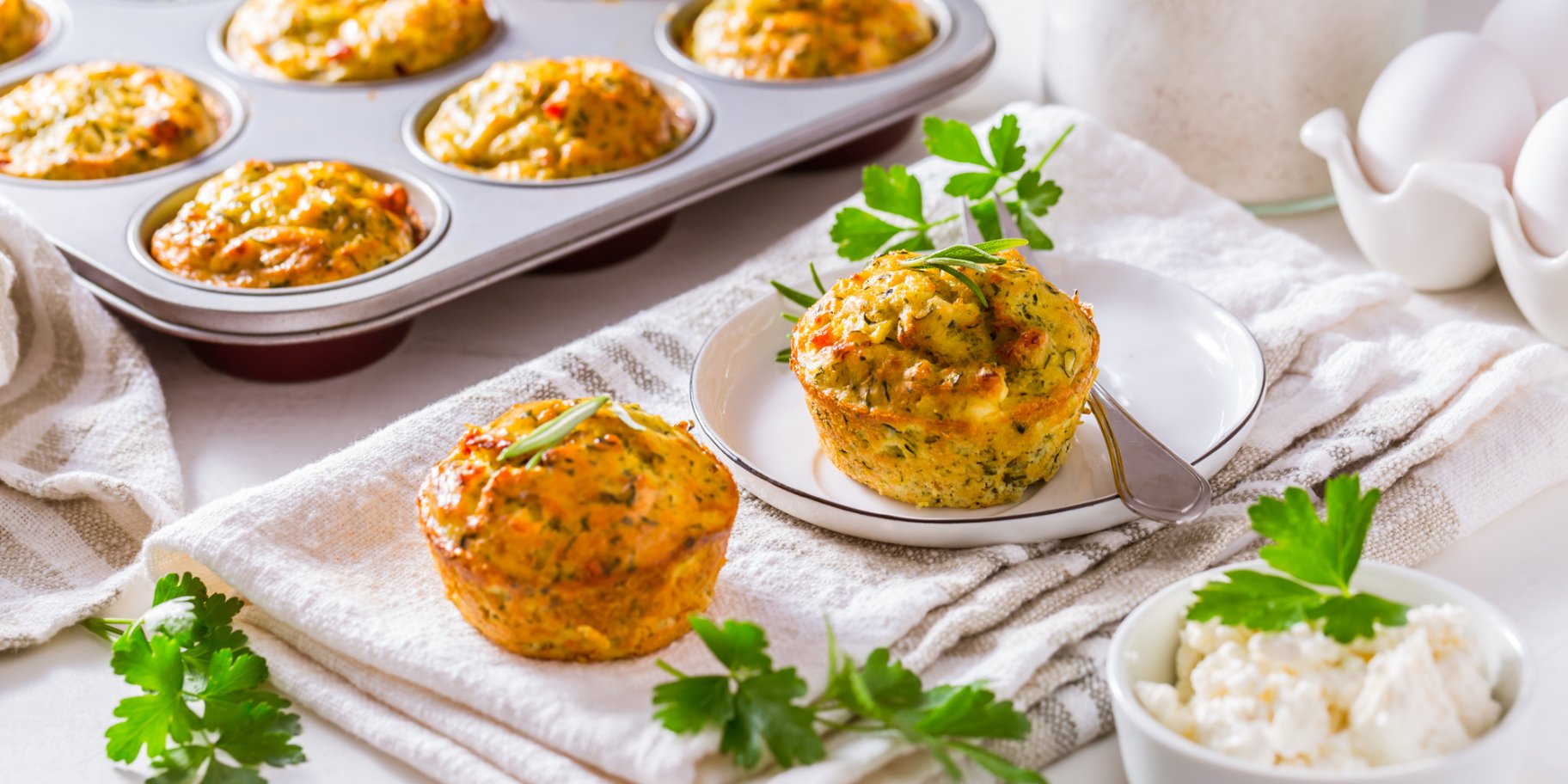 Кексы на кефире с зеленью и чесноком