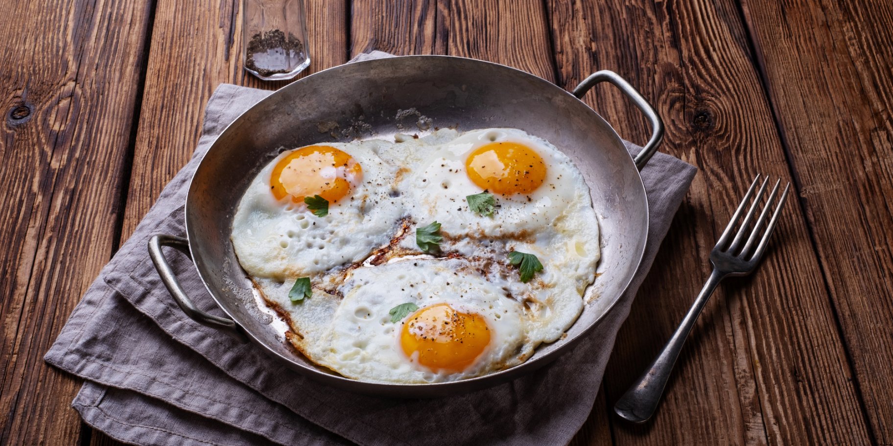 Яєшня з салом на вугіллі