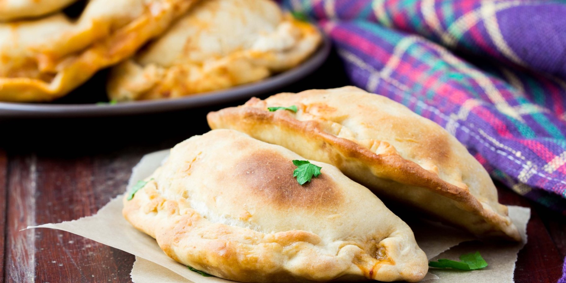 Кальцоне с мясом, ветчиной и сыром: рецепт