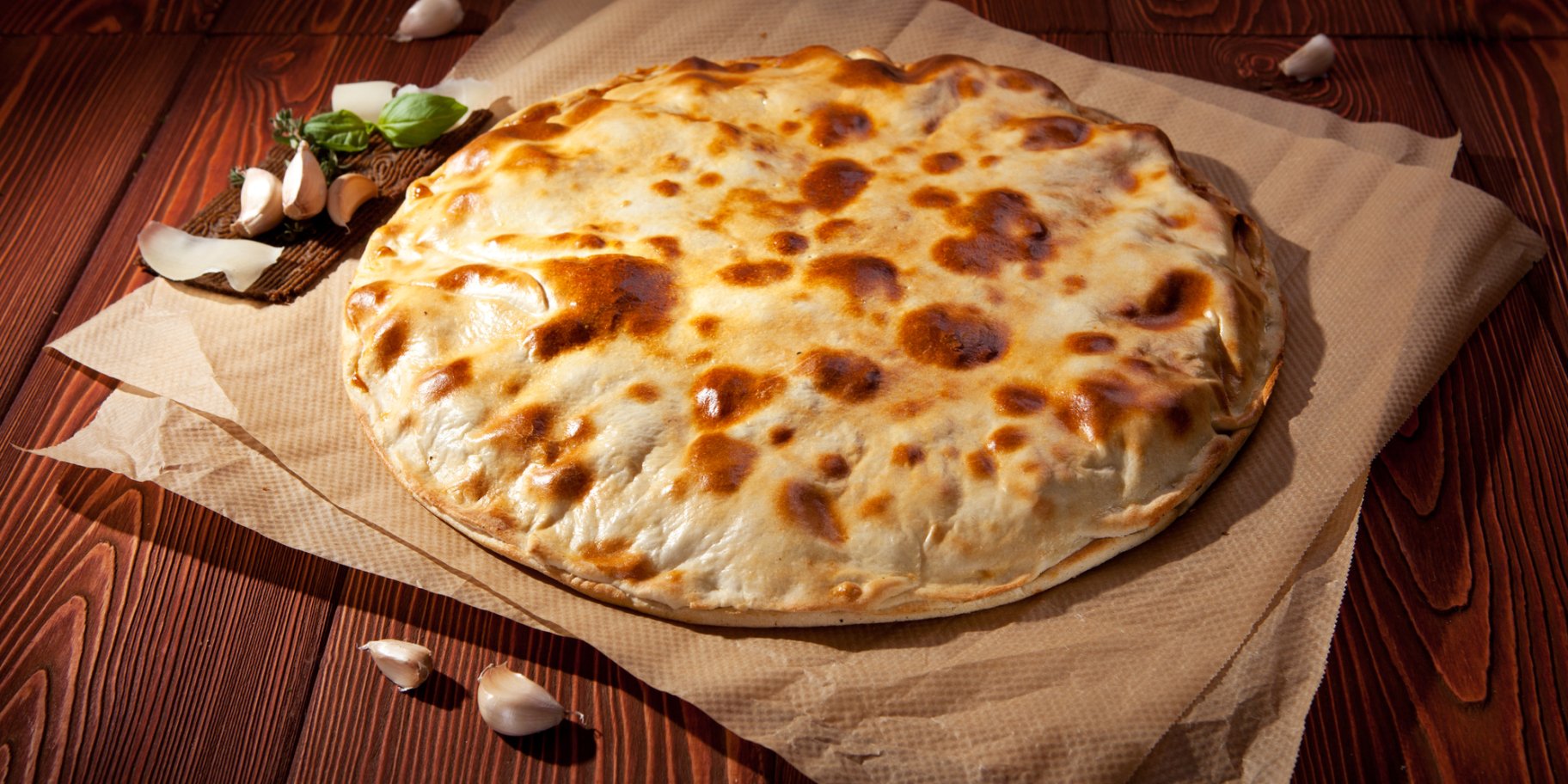 Закритий пиріг з моцарелою