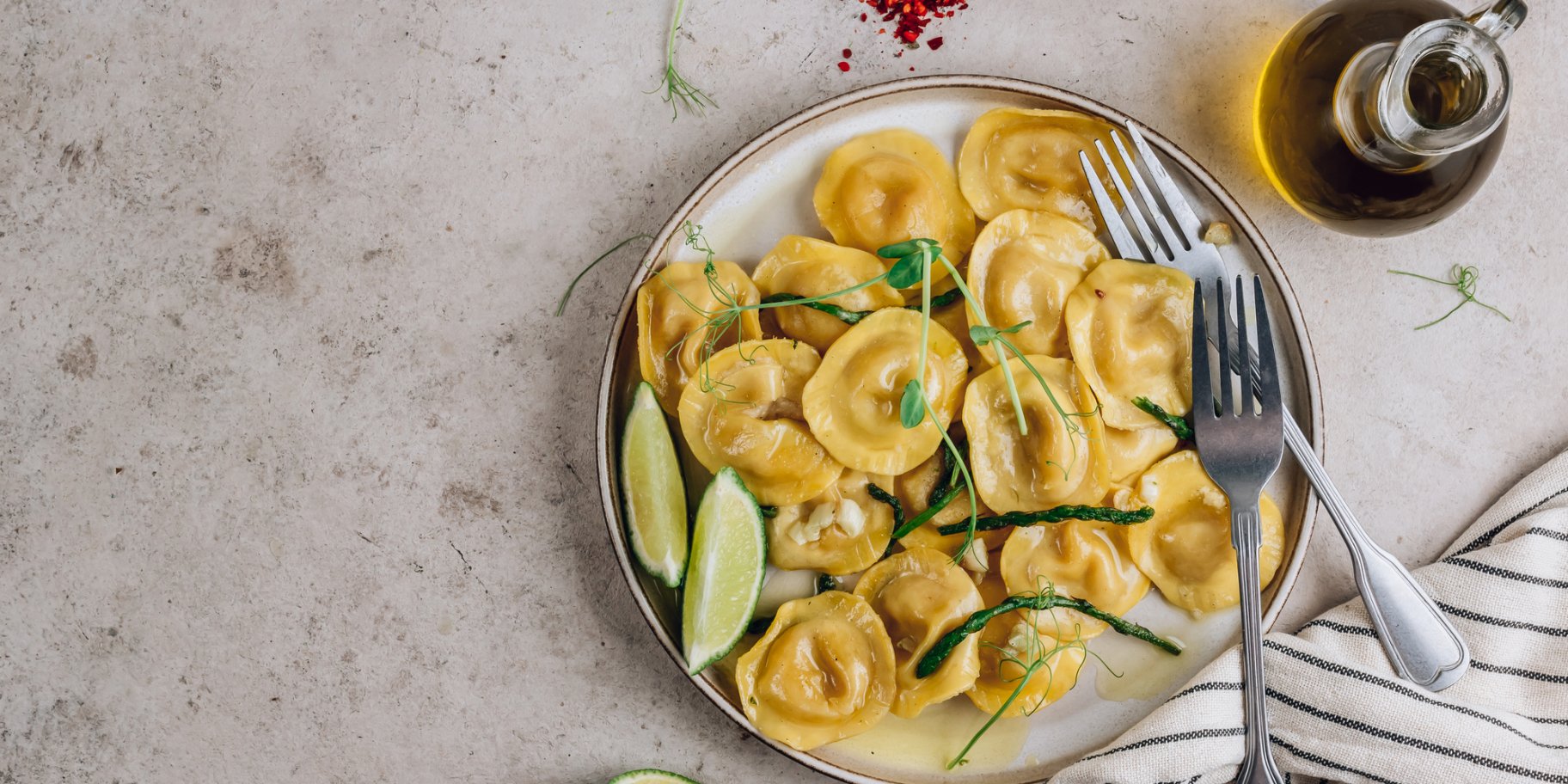 Тарелка равиоли с гороховым соусом и лаймом