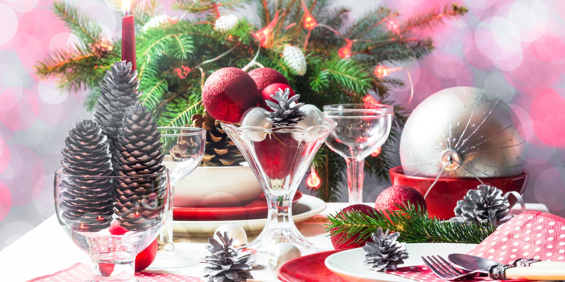 декорований новорічний стіл