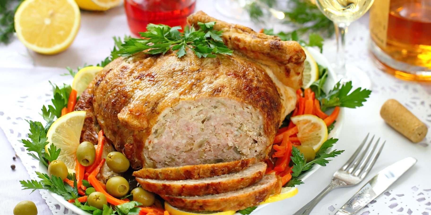 Фарширована курка з ананасом і родзинками