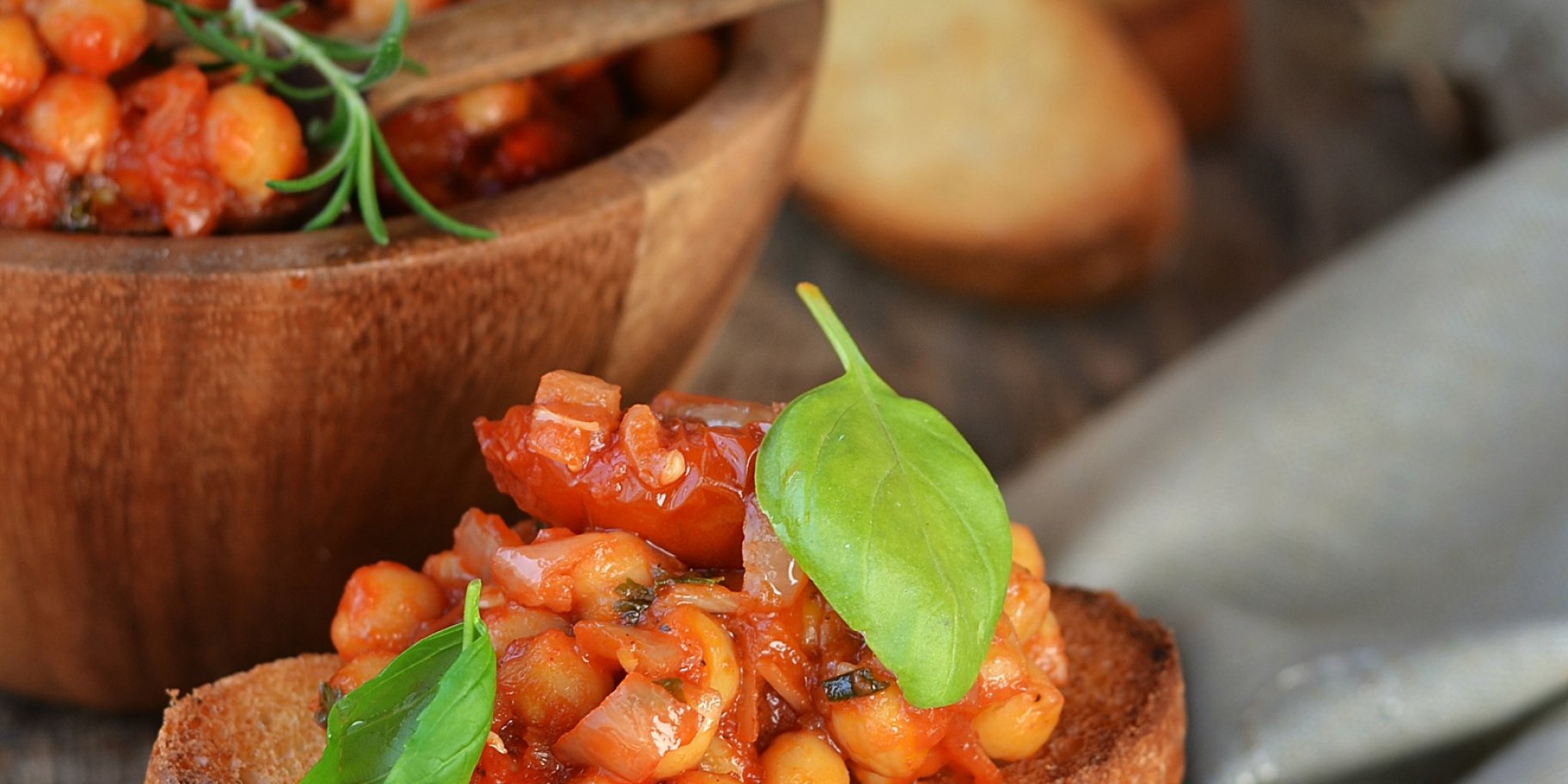 Брускета з нутом і помідорами
