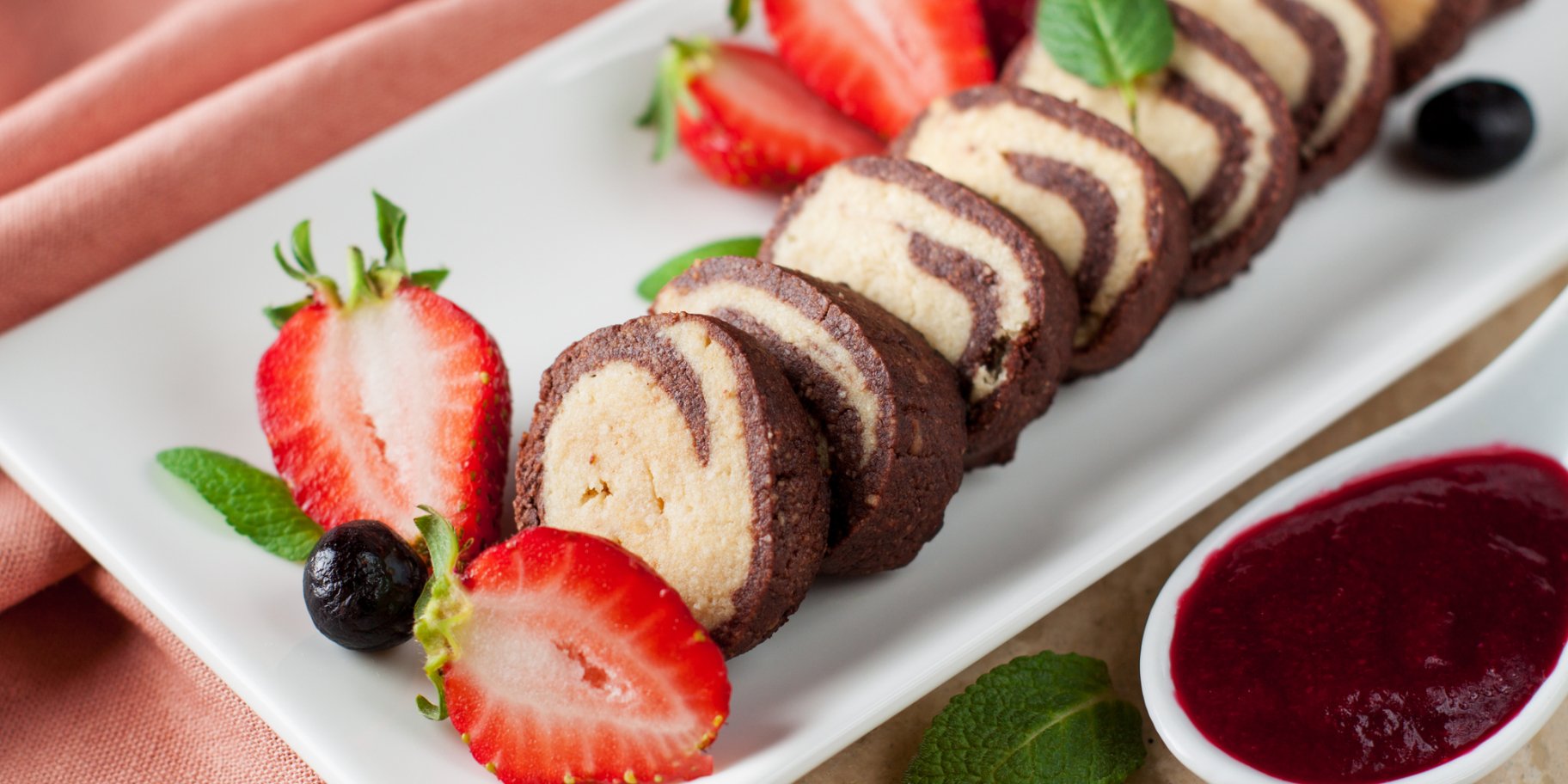 Солодкий двоколірний рулет