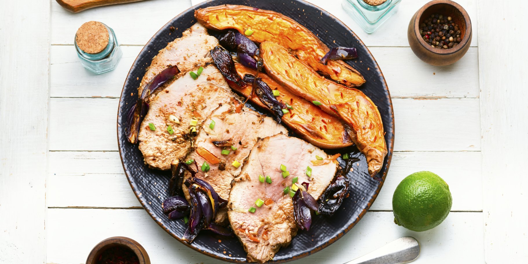 Запеченная свиная лопатка с тыквой