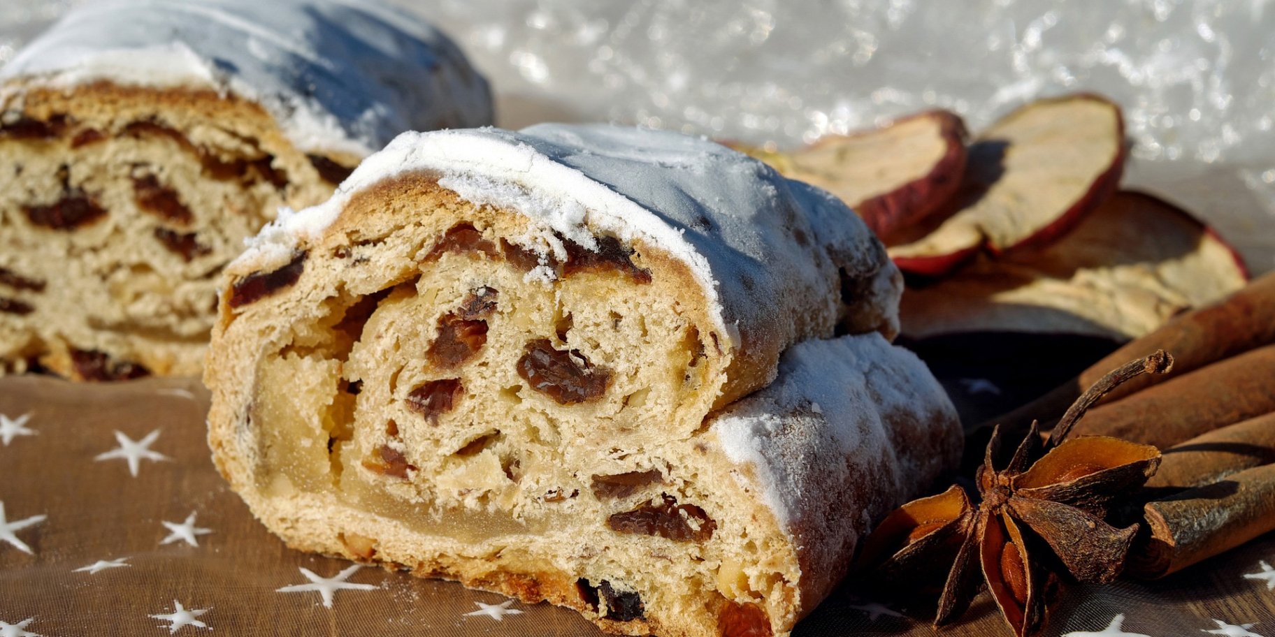 Вишневый штолен с марципаном