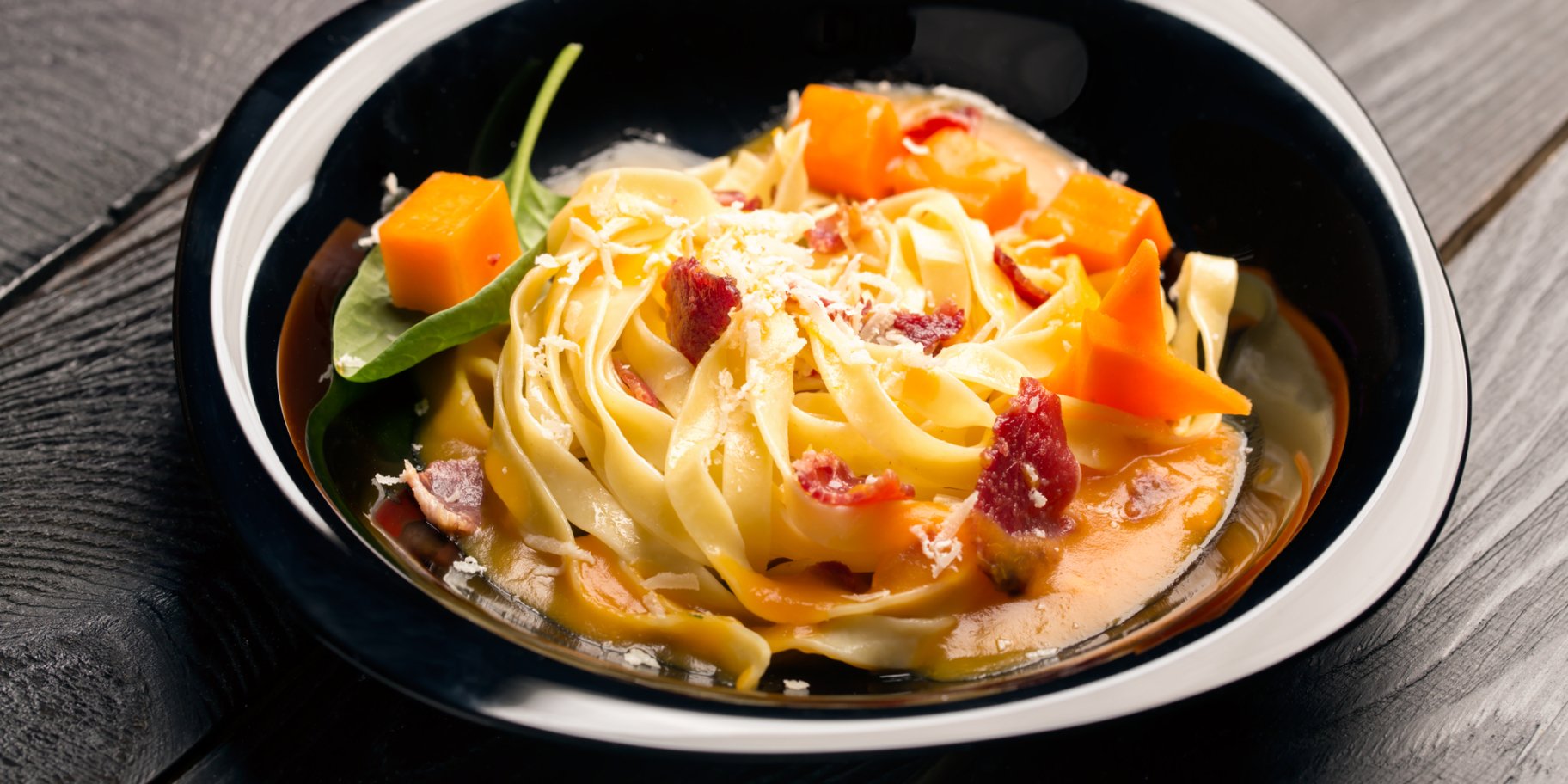 Макарони з гарбузом, беконом і сиром