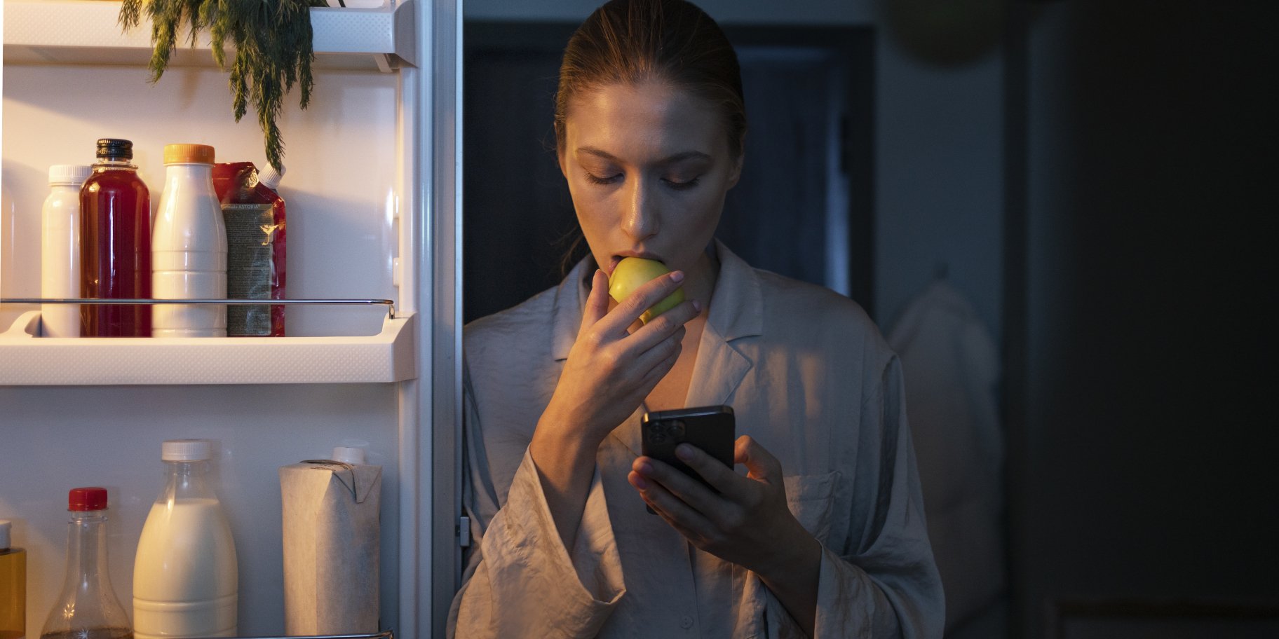 Жінка біля холодильника