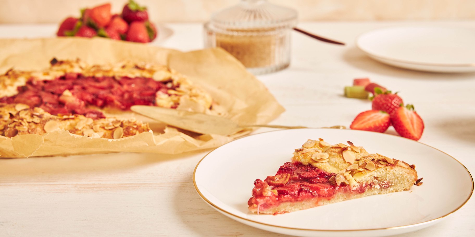 Галета з ревенем і полуницею