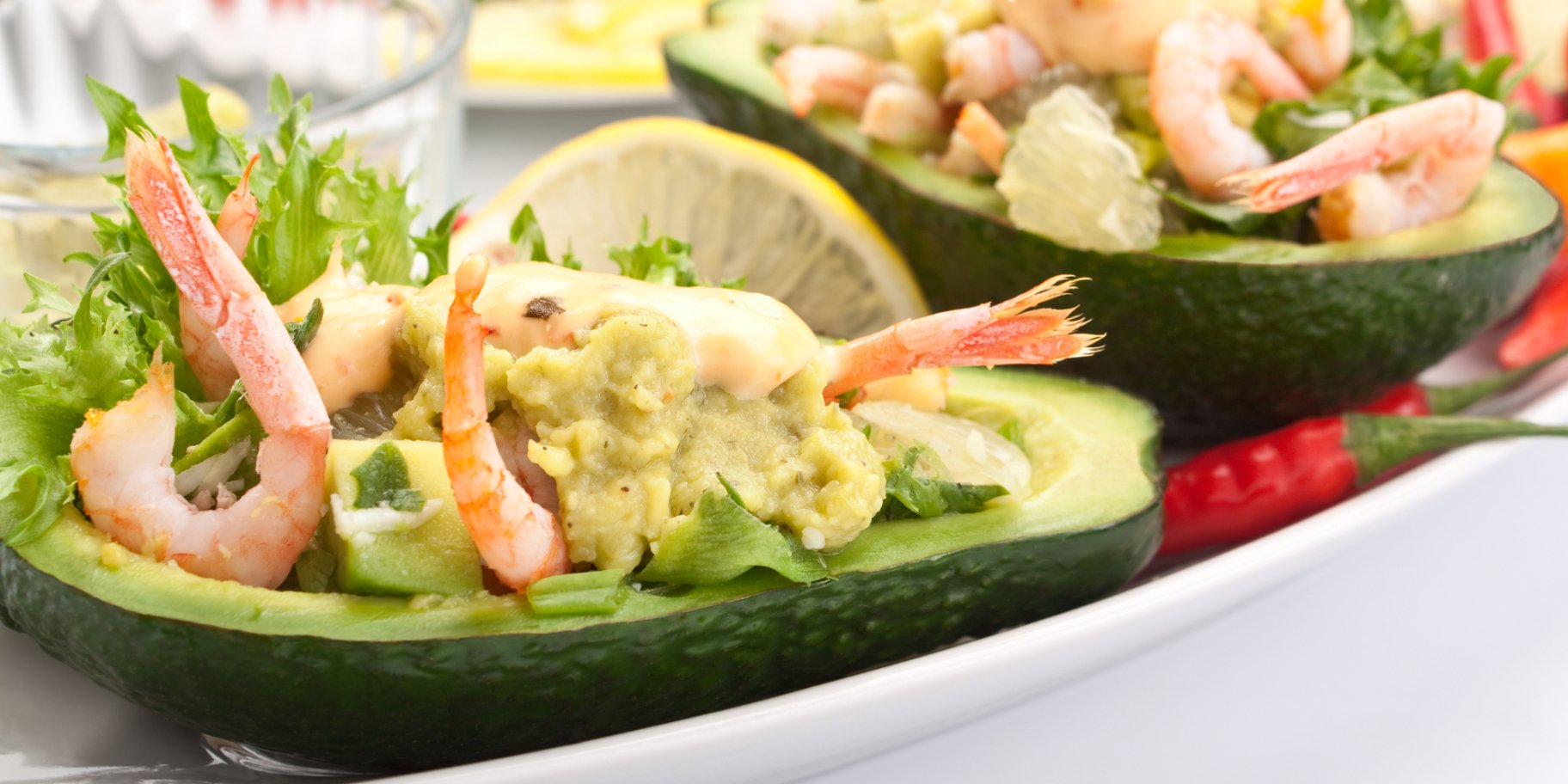 Фаршировані креветками авокадо