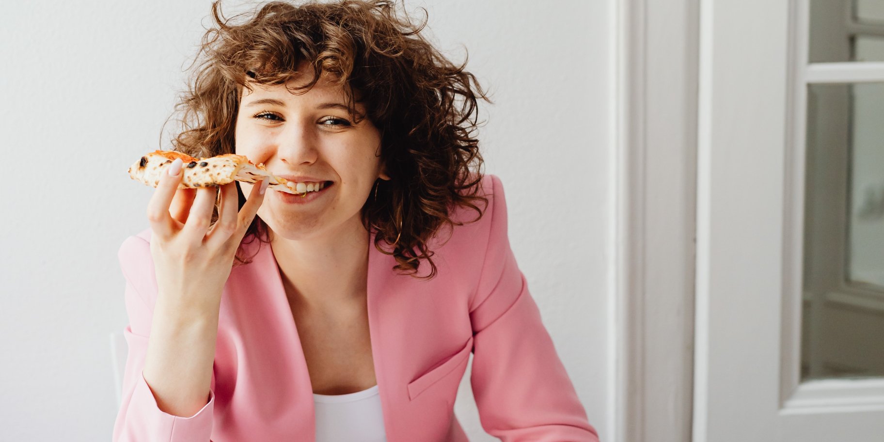 Дівчина їсть піцу