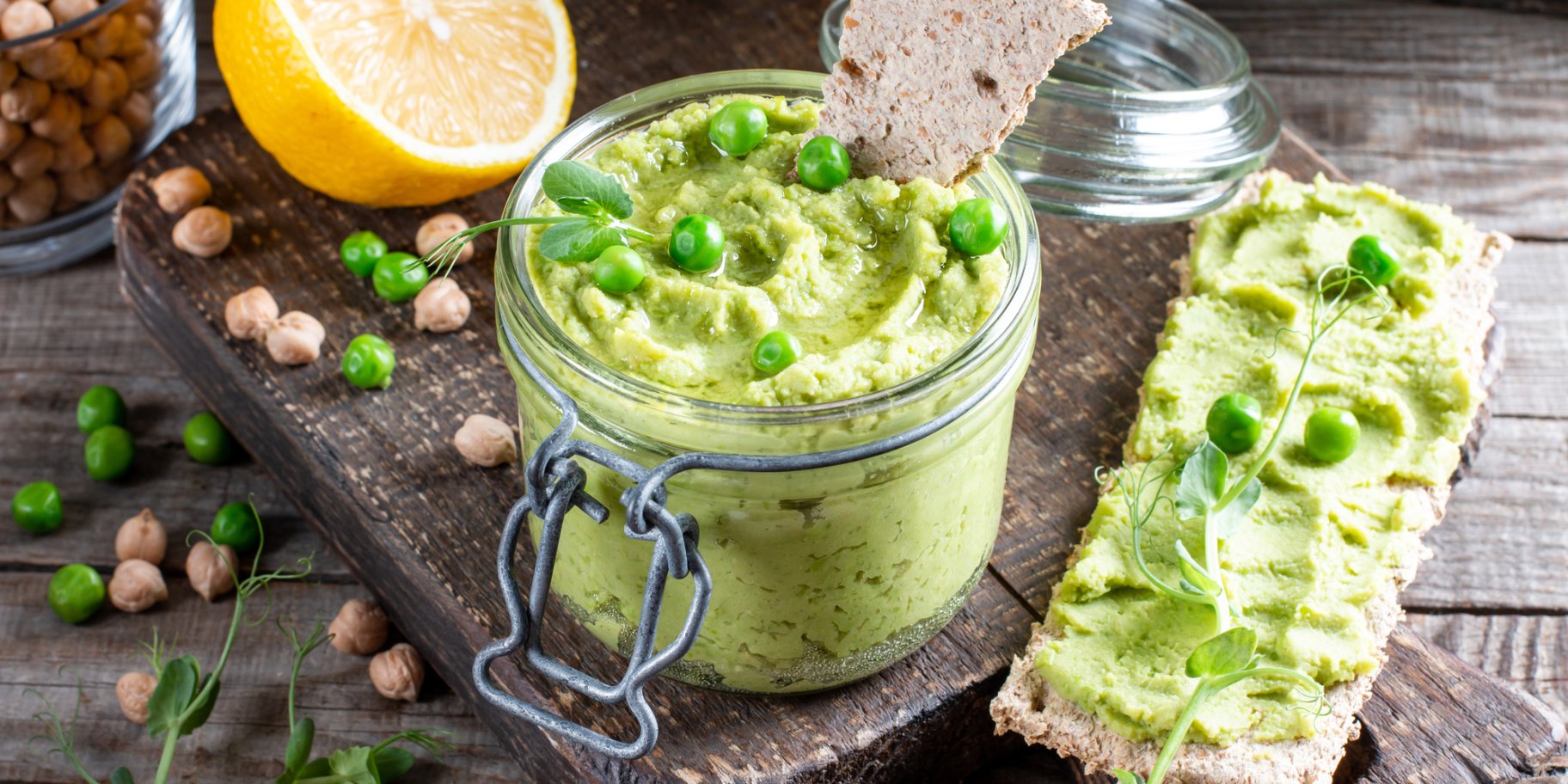 Хумус із зеленого горошку