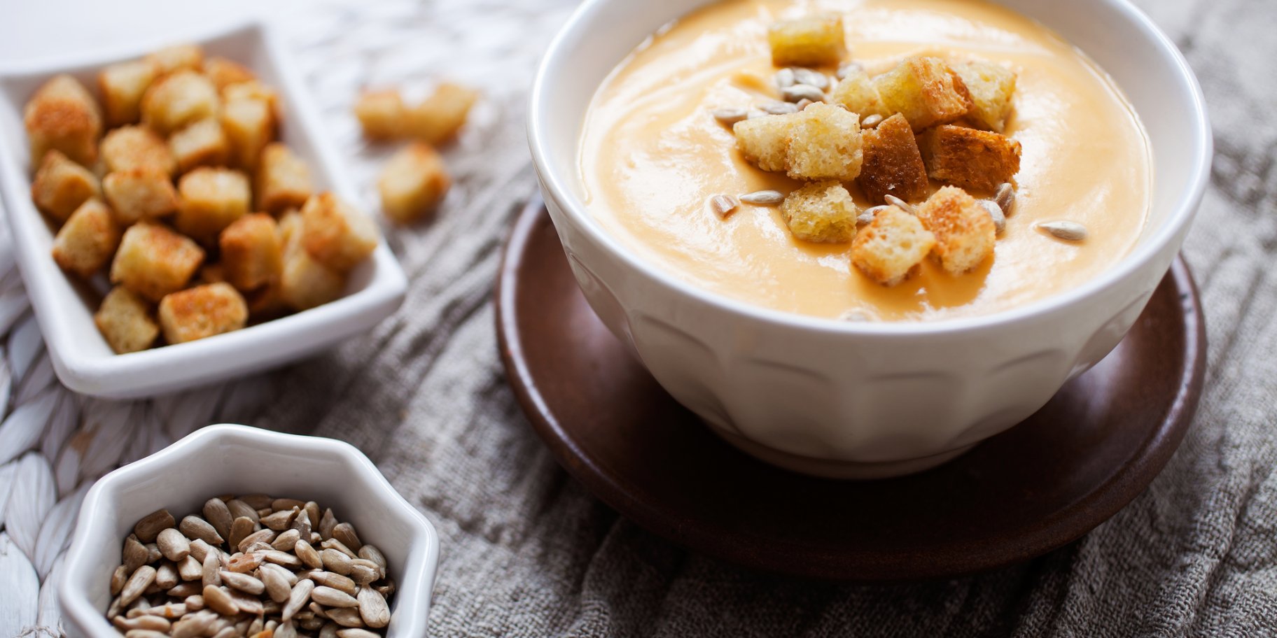 Крем-суп з часником і картопляними чипсами