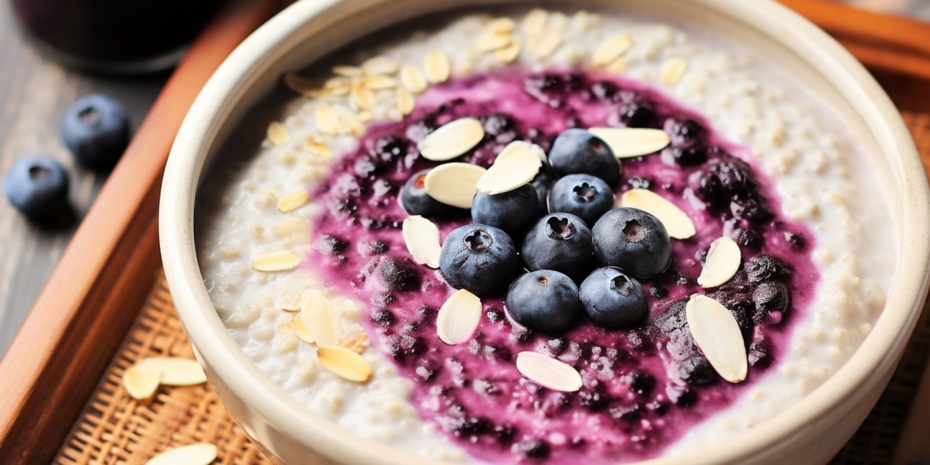 Вівсяна каша з бананами і соусом з лохини