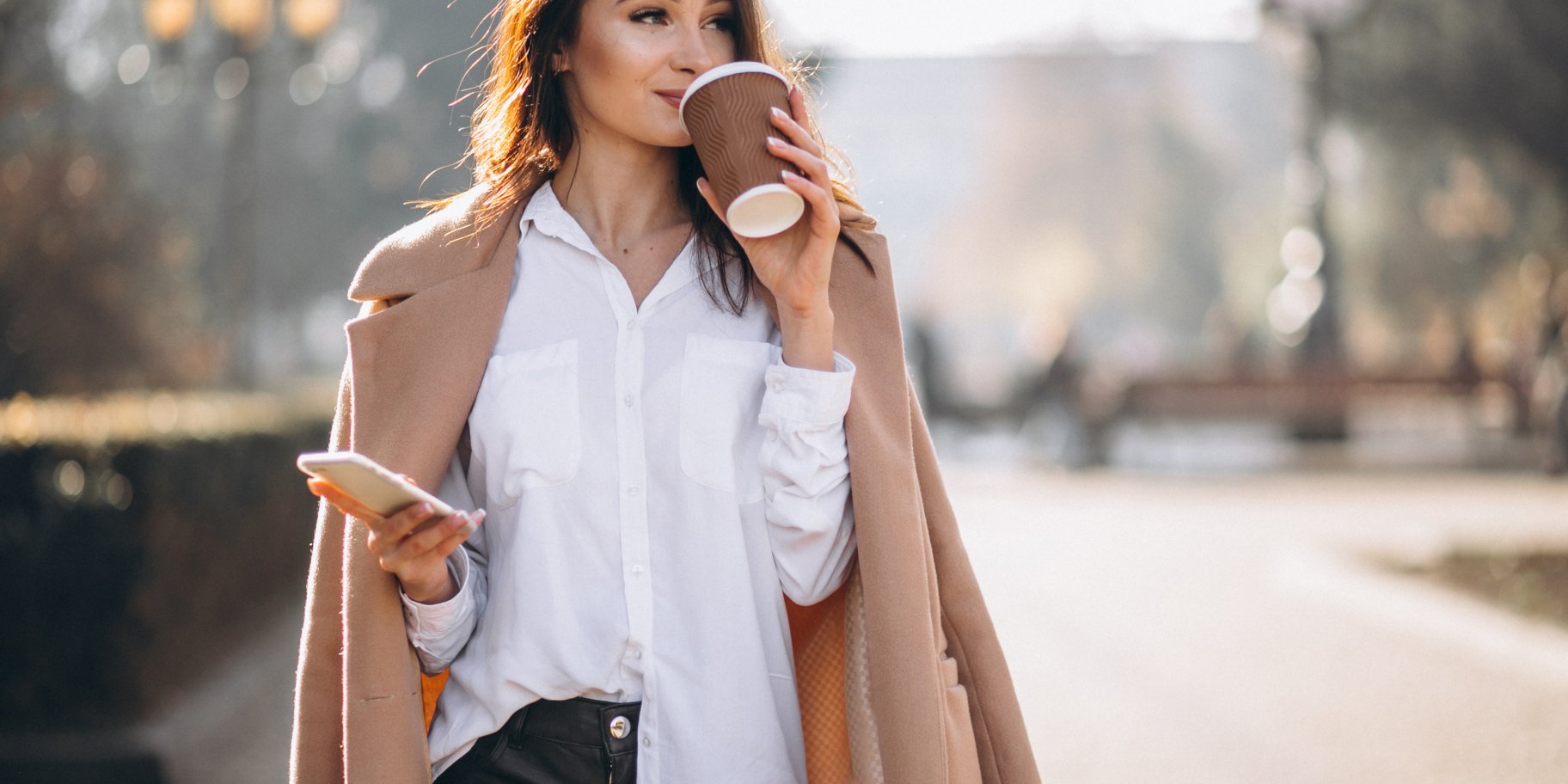 Дівчина з кавою