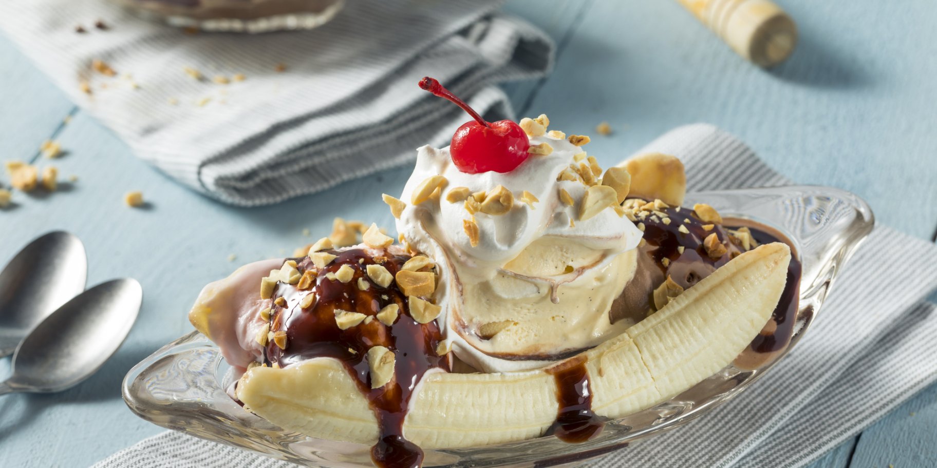 Банановий спліт з ягодами