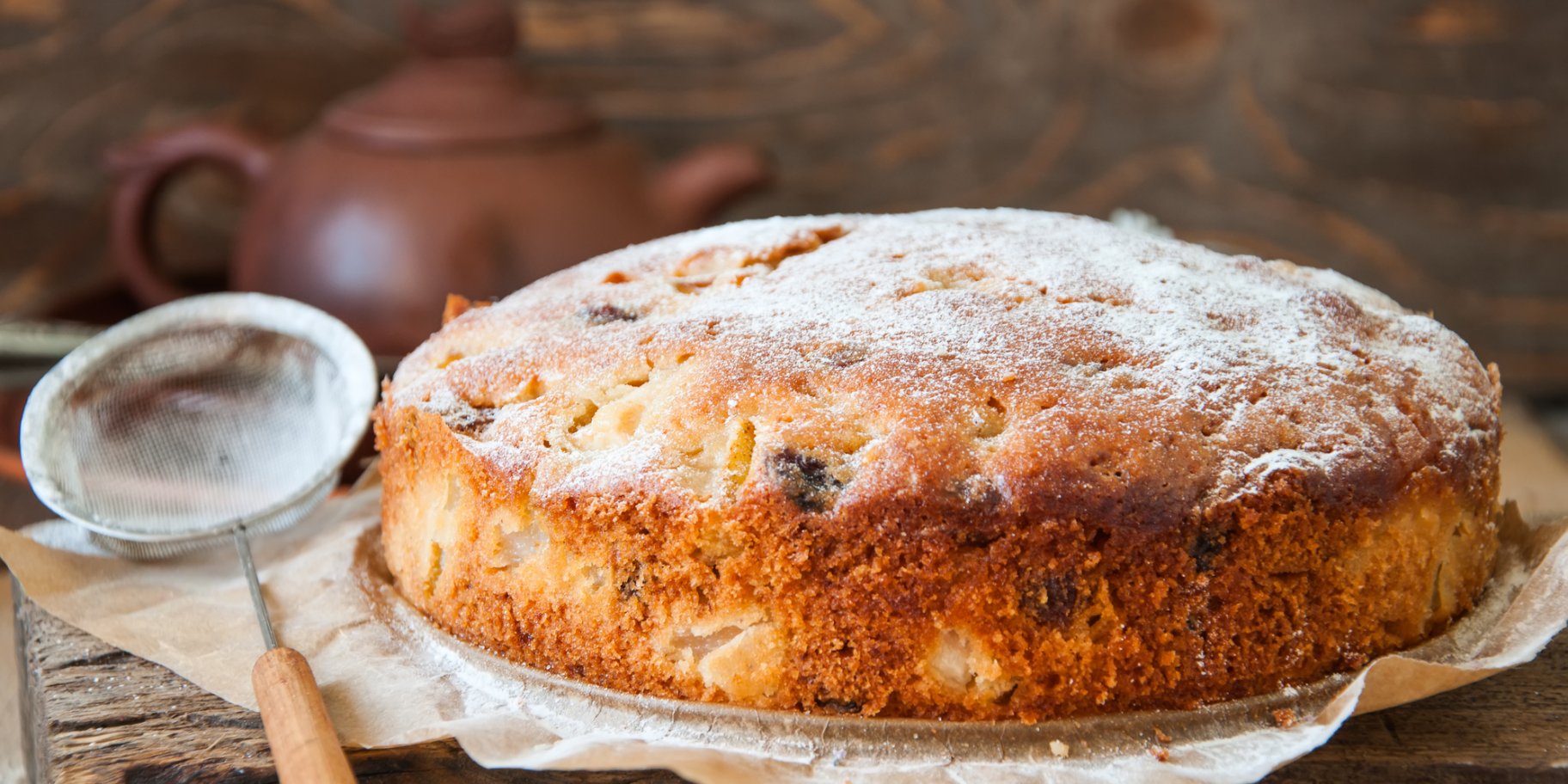 Простий пиріг з родзинками в духовці