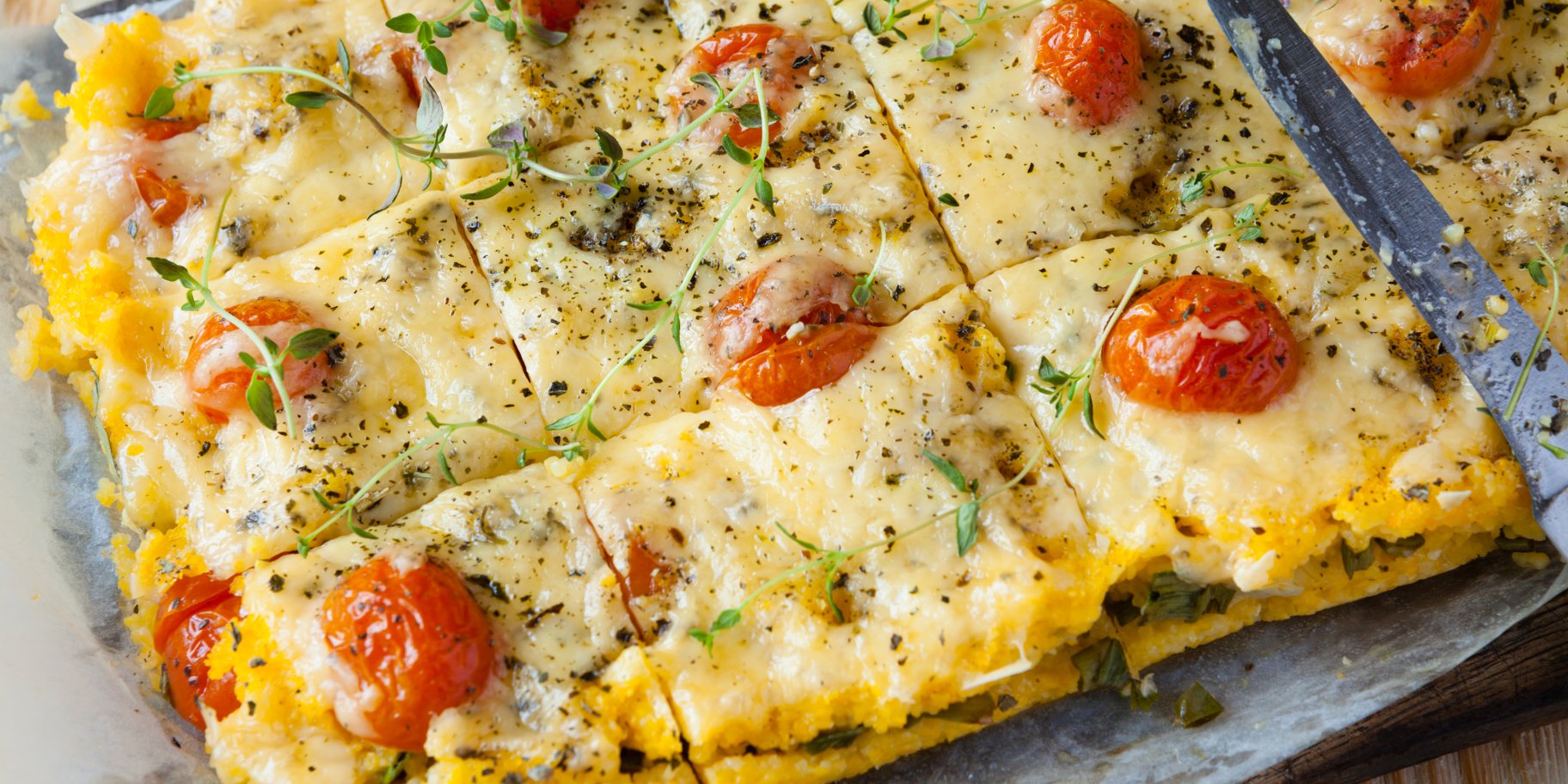 Запеканка из поленты с креветками и овощами