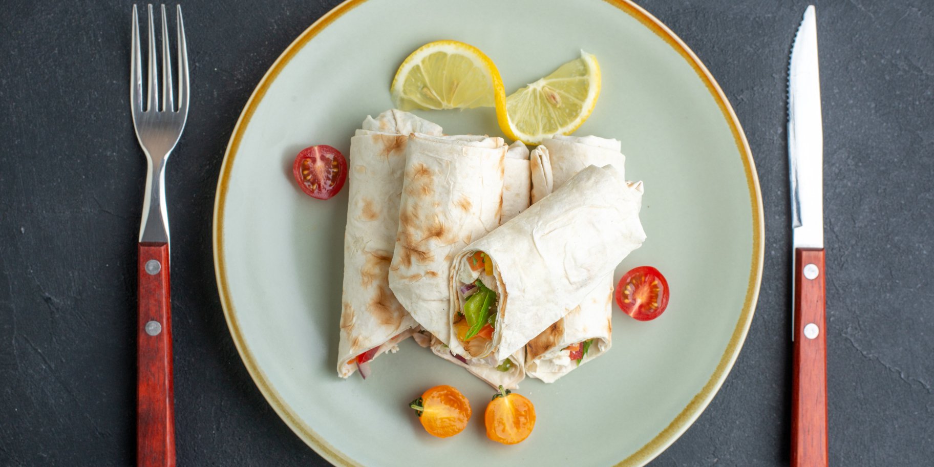 Бурито з курячою грудкою, помідорами і перцем