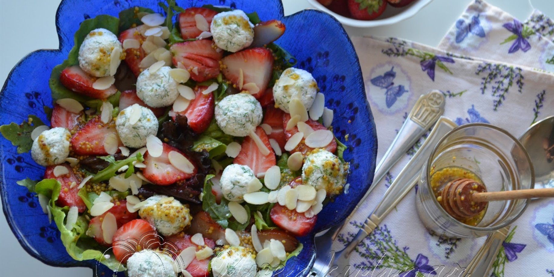 Салат з полуницею та сирними кульками