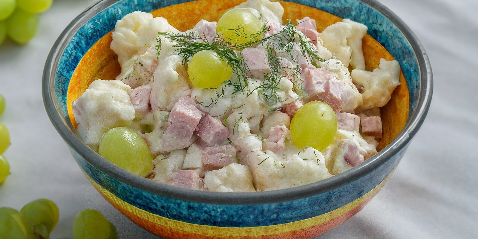 Салат з ковбасою, виноградом і цвітною капустою