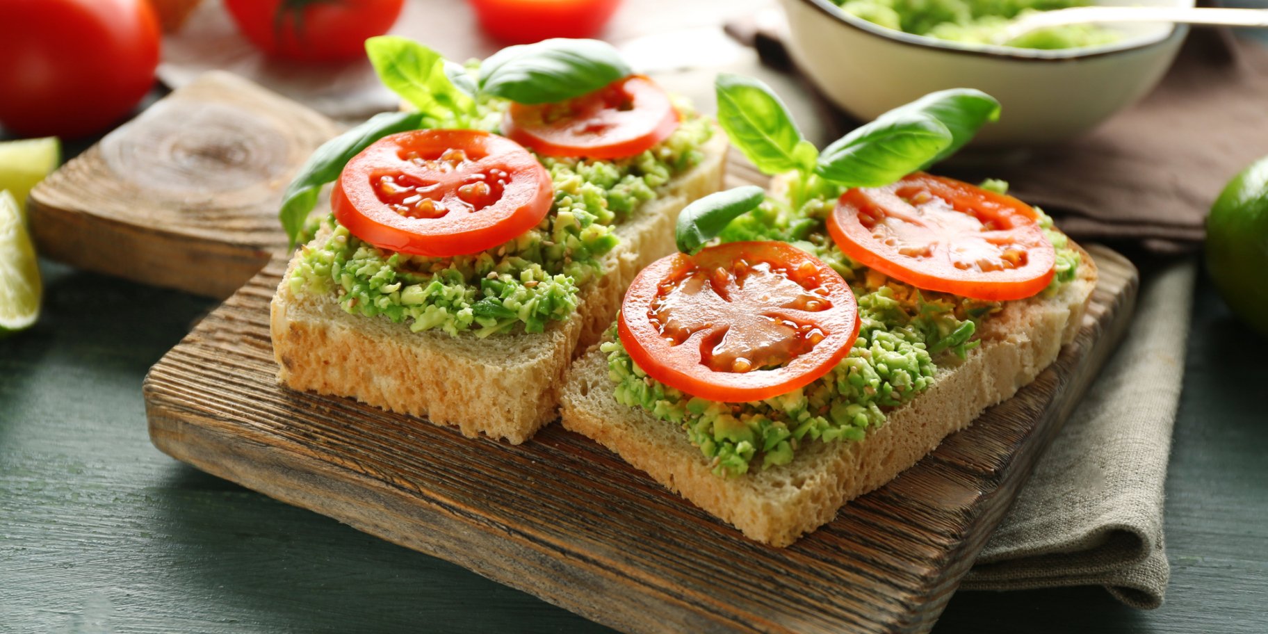 Тост з авокадо і помідорами