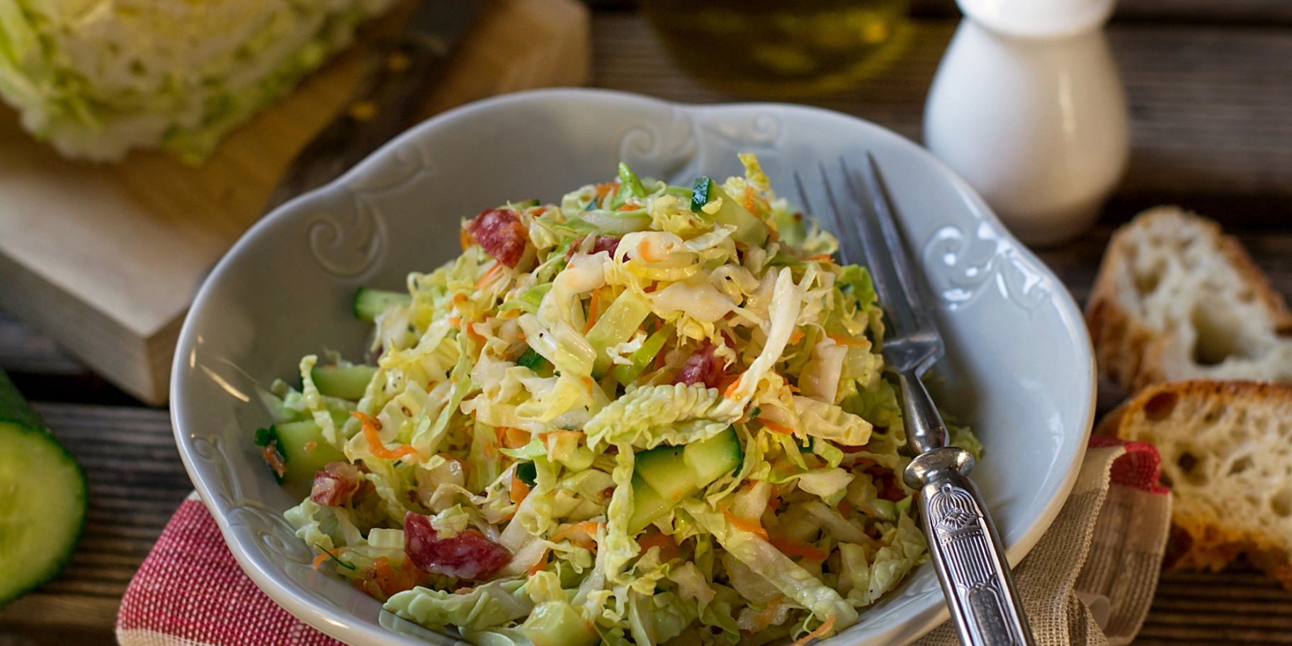 Салат з пекінської капусти, ковбаси та сухариків