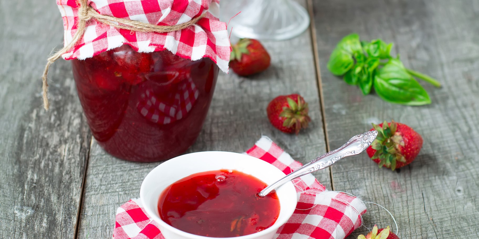 Полуничне варення з базиліком