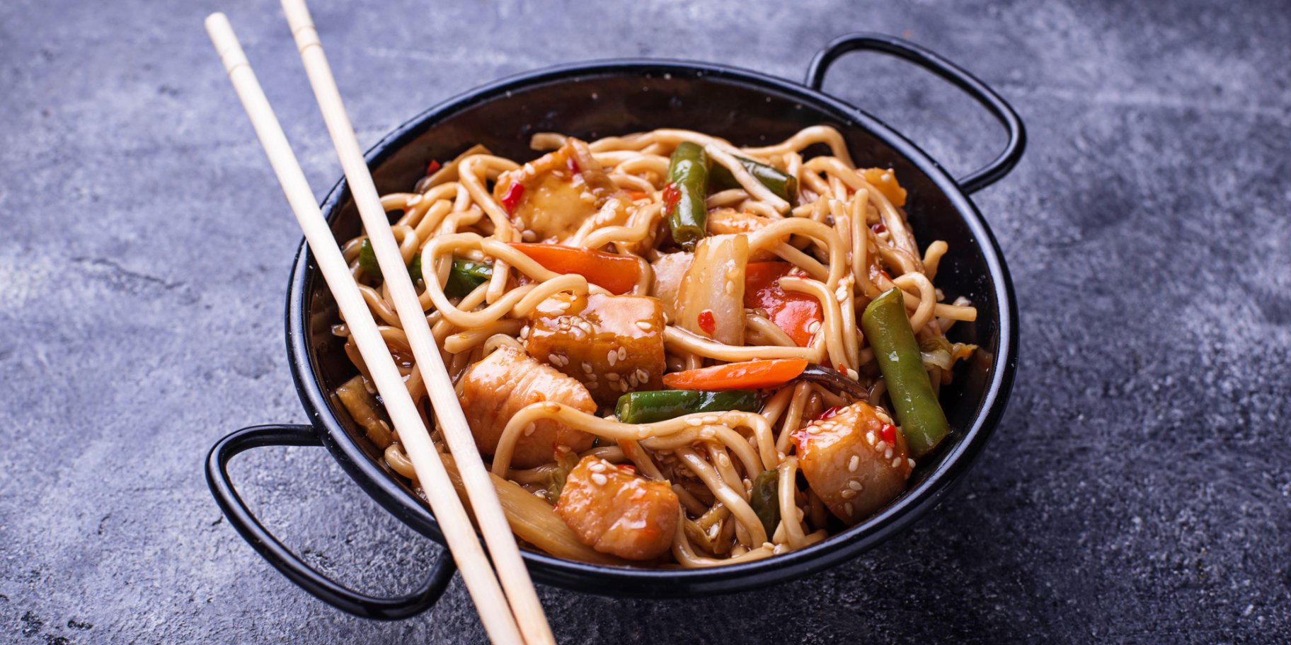 Удон с курицей и овощами