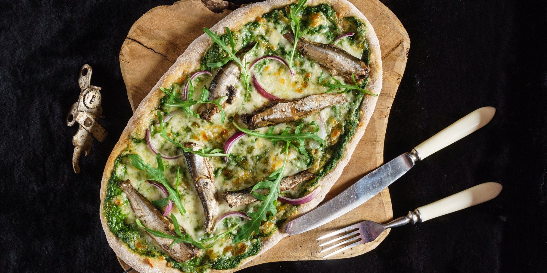 Піца зі шпротами і яйцями