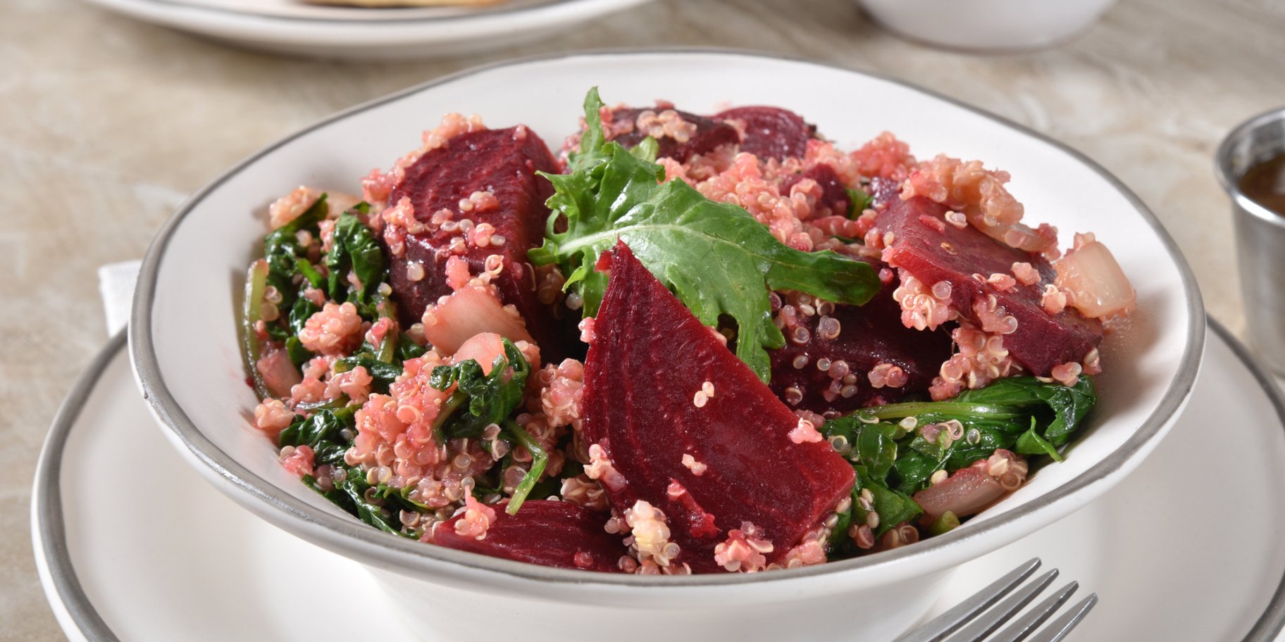 Салат з кіноа та печеним буряком