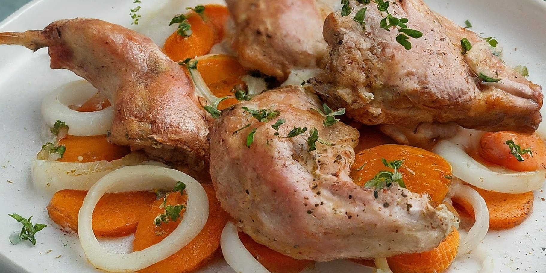 Кролик запечений з овочами і травами